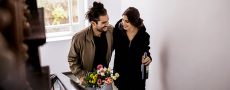 Mann schenkt Frau Blumen - er will Frauen glücklich machen
