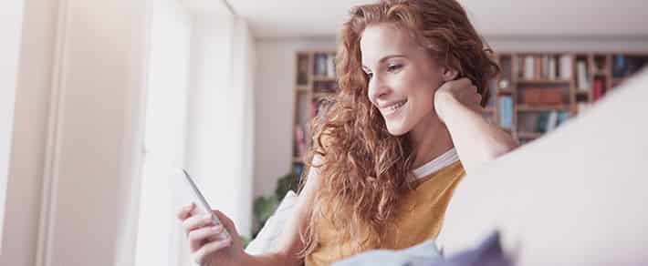 Frau hat ein Video-Date bei ElitePartner