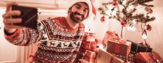 Single-Mann an Weihnachten alleine macht Selfie