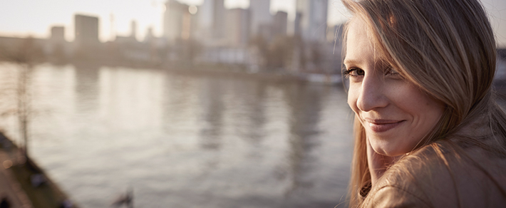 Single-Frau in Frankfurt schaut in Kamera