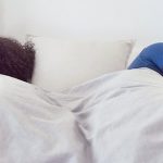 Ein Paar liegt im Bett, aber der Sex fällt aus
