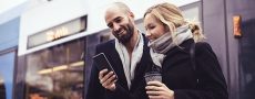 Mann und Frau schauen auf ein Smartphone